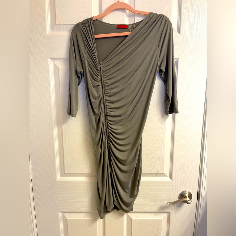 LINQ LA Knit Fitted dress. Sz Small. Excellent condition, 3/4 sleeve. Unzips.